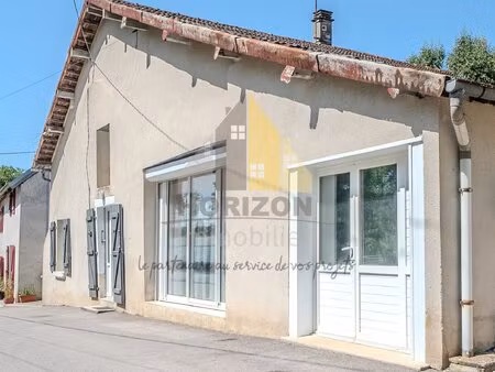 maison de village mitoyenne d'un côté et son terrain attenant !