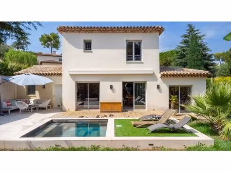 villa contemporaine avec piscine au coeur d'un domaine privé à