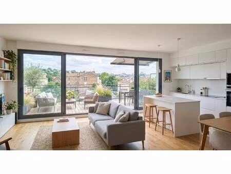 **rare: 4 pièces lumineux avec balcon + parking idéalement situé**