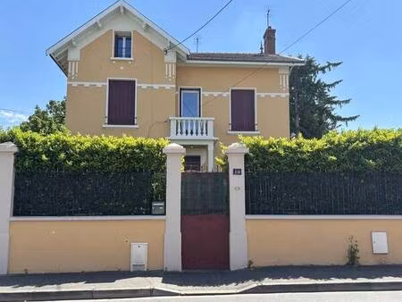 immeuble comprenant 3 appartements loués et 2 garages