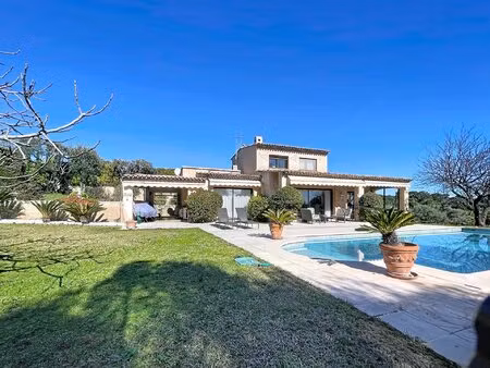 antibes villa en position dominante  vue mer et calme absolu