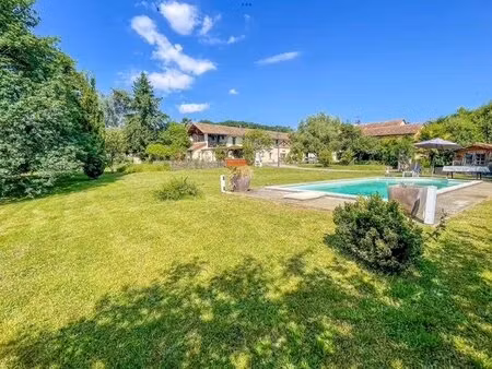 grande maison de village avec piscine à haget