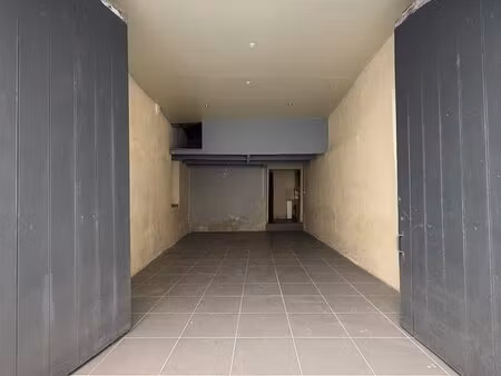 garage de 45m2 avec kitchenette   et espace sanitaire   proche centre- ville