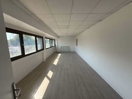 location entrepôt villeneuve la garenne 92390 180m²