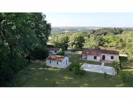 maison de plain avec gite  piscine et grand jardin situées au calme.
