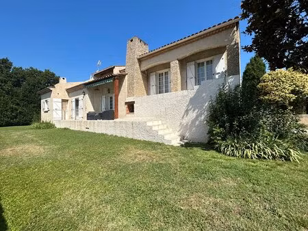 maison familiale de 238 m² sur plus de 800 m² de terrain