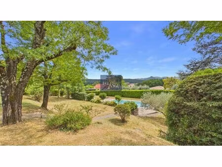 élégante propriété familiale de 198 m2 sur un parc arboré de 3 812 m2 avec piscine