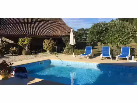 propriété avec piscine et jardin genouille (86)