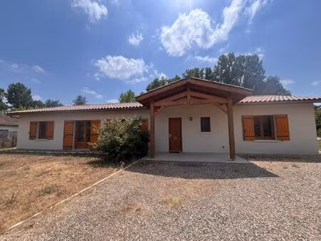 grande maison de plain pied avec garage  jardin piscine.
