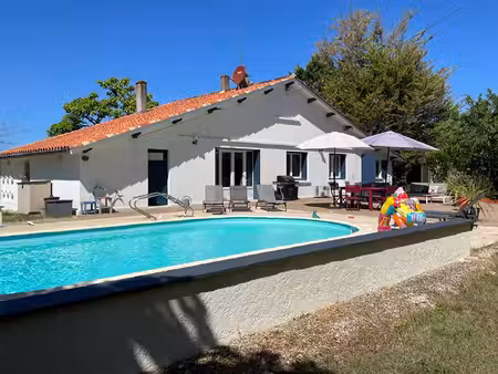 charmante maison de plain-pied de quatre chambres avec piscine