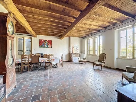 a vendre  ensemble immobilier  à rénover d'environ 600m²   terrain 6120m² sur la commune..
