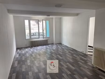 immeuble avec 2 maisons et une cour.