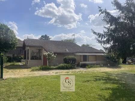 maison de plain-pied avec garage et jardin.