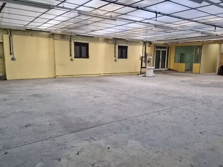 local commercial 2 pièces - 651 m²