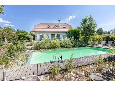 maison de famille à chevry-prevessin  grand terrain avec piscine.