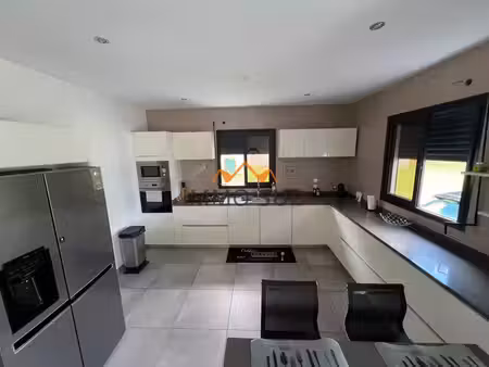 maison t5 meuble - 145 m2 grande superficie - les abymes