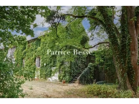 au coeur du parc naturel régional du vexin français  dans les anciens communs du château..