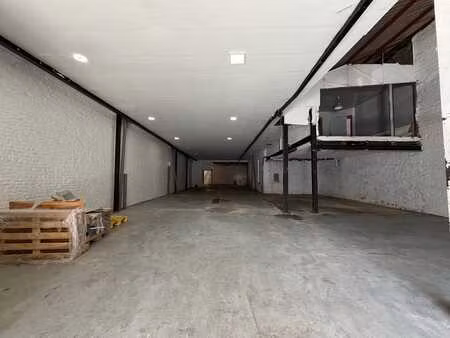 spacieux entrepôt de 600m² + bureaux