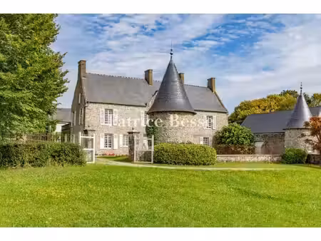 dans un village du cotentin  en bord de mer  un manoir  sa dépendance et son parc de 2 ha.