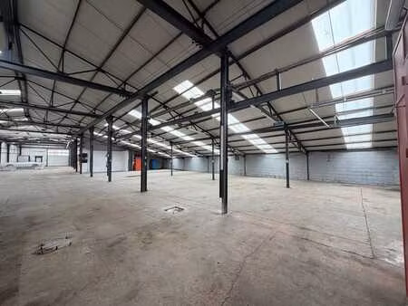 spacieux entrepôt - 800 m2 + bureaux + parkings