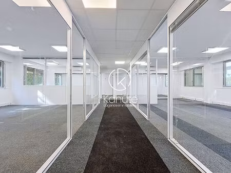 à deux pas du centre d'ecully  au rez de chaussez  bureaux de 120 m2  lumineux  climatisés
