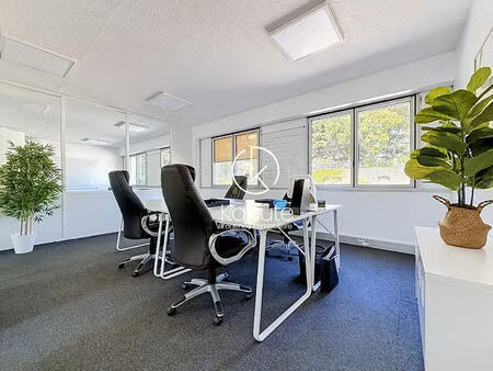 à deux pas du centre d'ecully  au rez de chaussez  bureaux de 60 m2  lumineux  climatisés 