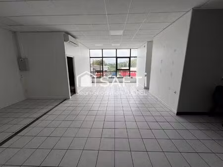 local commercial de 88 m2 avec vitrine