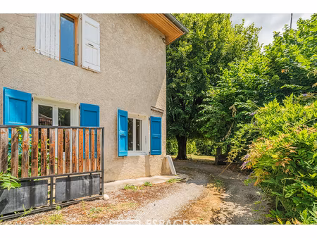 maison de village et son petit jardin arboré