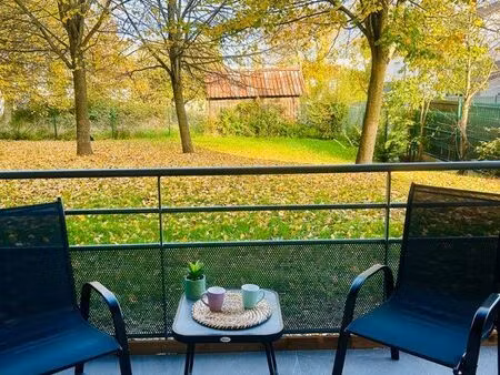 f2 terrasse sur jardin et place de parking