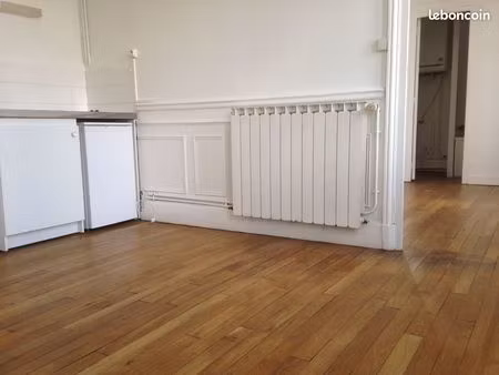 f2 30m2 limite sainte savine