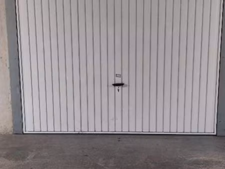 grand box fermé 25 m² sécurisé – véhicule + stockage – marseille 8e