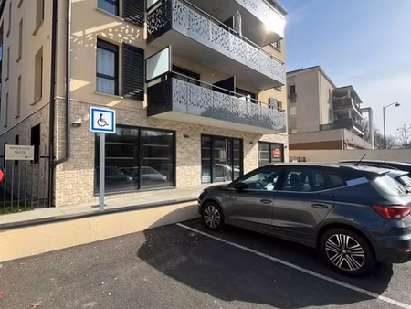 local professionnel 130m2 centre ville jassans + 2 stationne