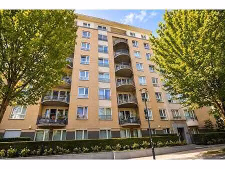 casernes: bel appartement 2chs avec parking