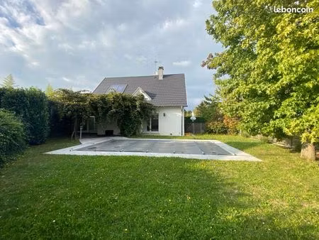 maison au calme  165m2  4chambres  jardin avec piscine  cave et double garage