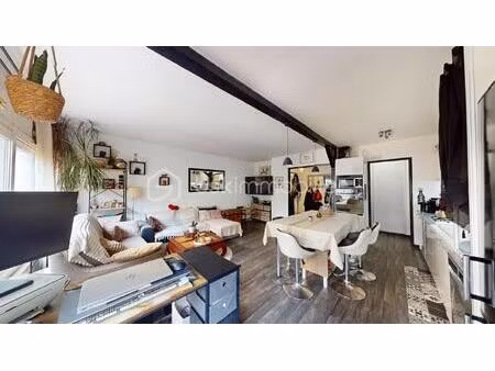 f4 en très bon état ! 3 chambres  loggia et espace extérieur !!