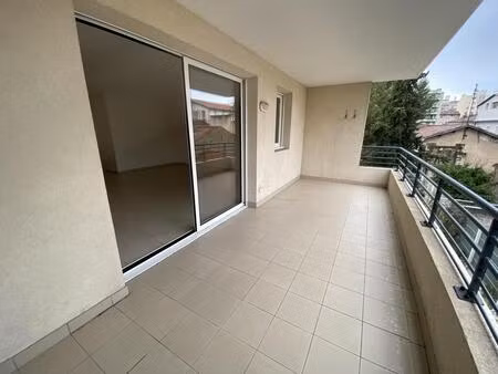 loue t3 terrasse et box - 1214 €cc - 13004