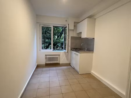 studio loué vide rue charles laffite à neuilly sur seine