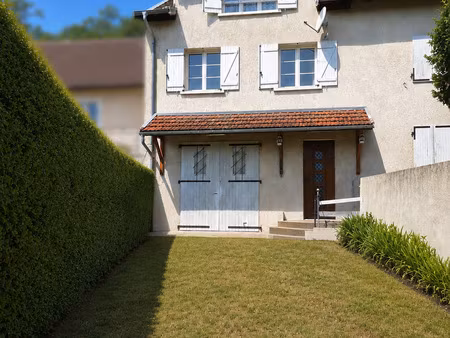 maison de village avec terrain plat de 500 m2 environ .