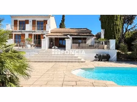 villa de prestige avec piscine chauffée et grande terrasse