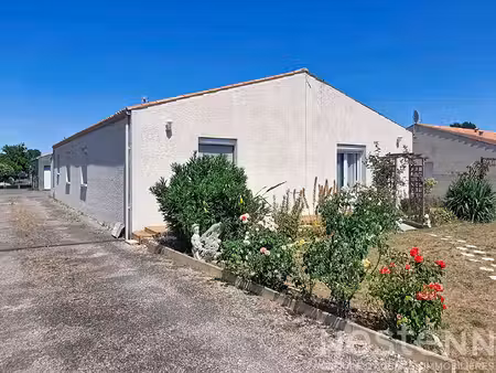 a vendre au gua  maison de plain-pied  3 chambres  132m²  2 garages