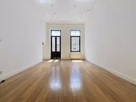 spacieux appartement de ±90m² (2ch/ 1ch + bureau) !