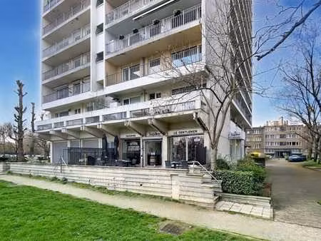 grand espace commercial avec logement privé à vendre à ander