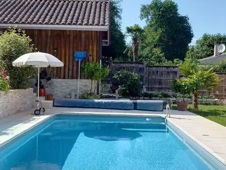 maison  jardin  piscine  à la campagne