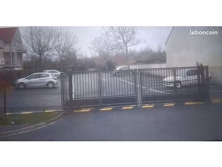 place de stationnement extérieure dans résidence sécurisée