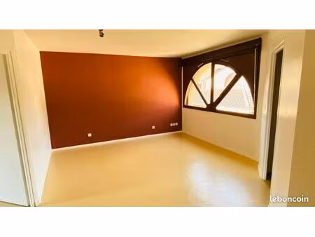 à louer – t2 de 50 m² avec garage  quartier calme  à 1 km du centre-ville de cahors. chauf