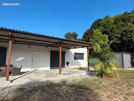 villa 3 chambres avec jacuzzi – disponible dès août à 10 min de kourou