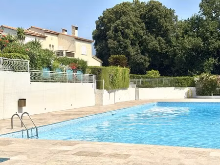 studio avec grande terrasse en résidence avec piscine à villeneuve-loubet
