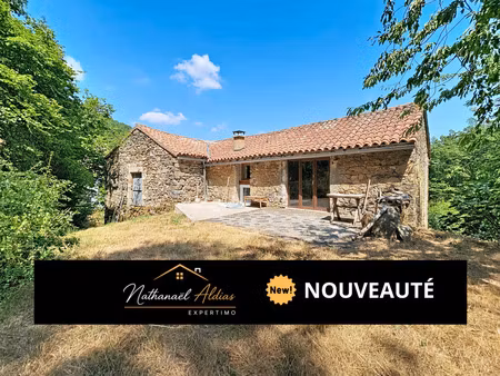 maison en pierre avec grange et terrain boisé