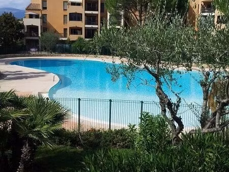 magnifique trois/quatre pièces avec piscine  terrasse  parking au sous sol et cave