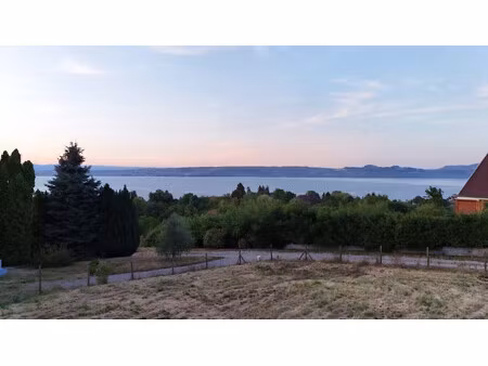 terrain à bâtir de 1 000 m² avec vue imprenable sur le lac ?